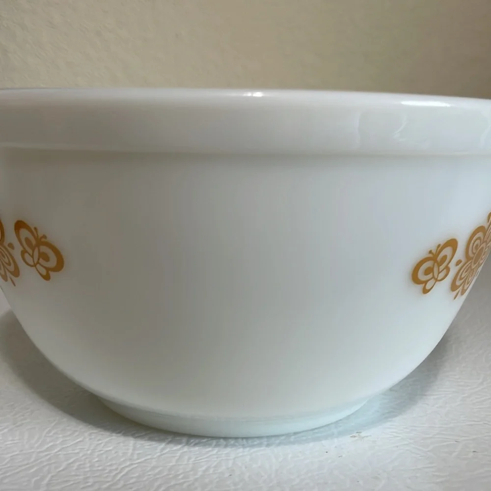 Pyrex Vintage Butterfly Gold 1 1/2 Quart Bowl. Very Gold Condition. 1 1/2 Quart. - Picture 4 of 7